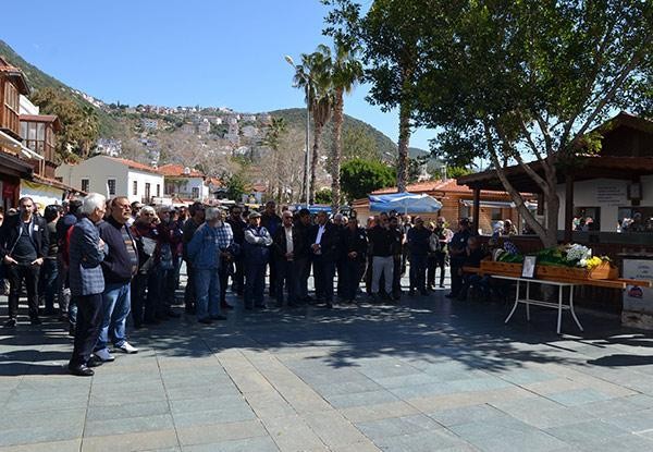 Vəfat edən aktyorun dəfnindən FOTOLAR